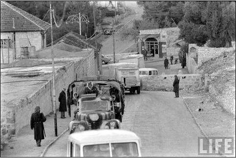 השיירה בפיתול הכביש בדרך <br> להר הצופים